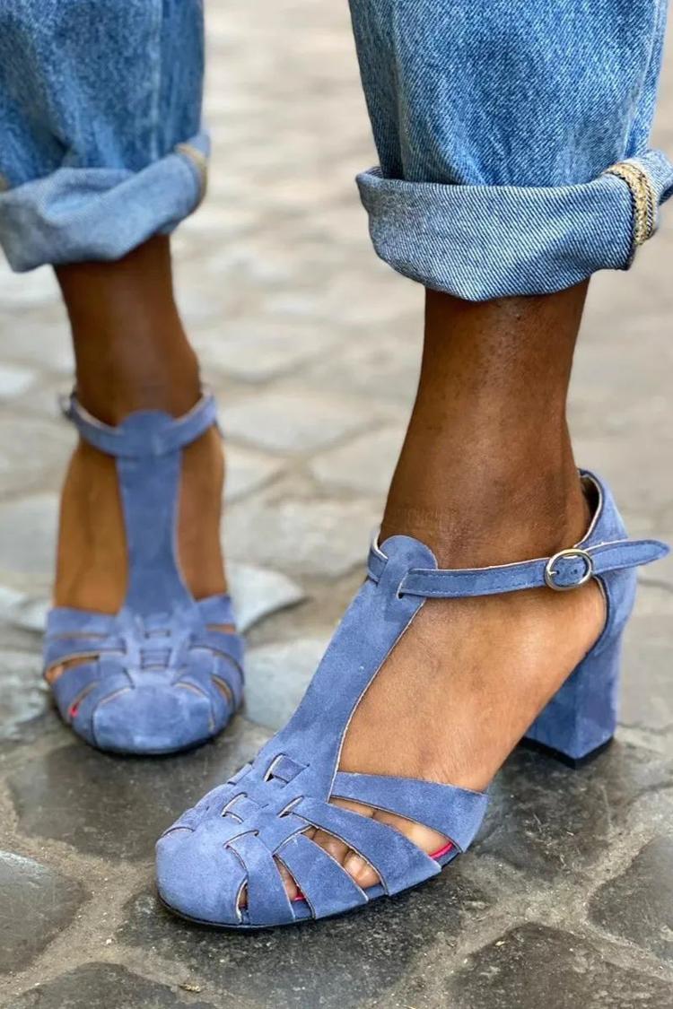 Scarpe con tacco grosso, punta chiusa, cinturino e incisioni in similpelle