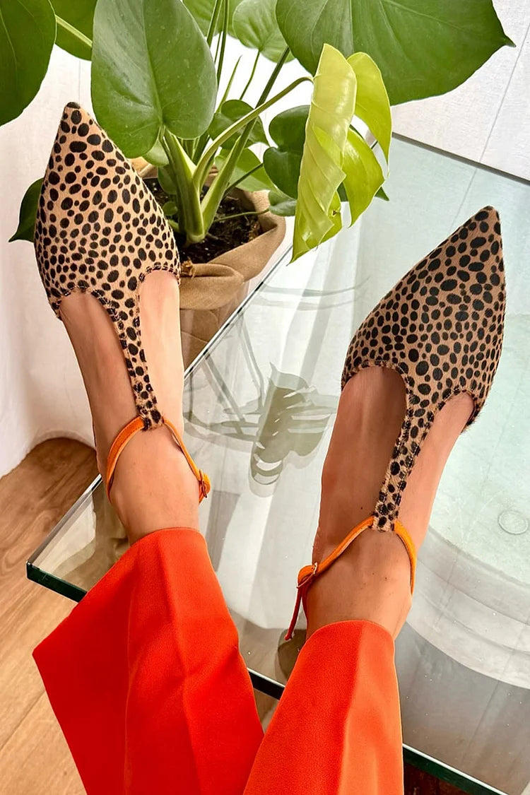 Ballerine marroni a punta con fibbia e cinturino color block con stampa animalier