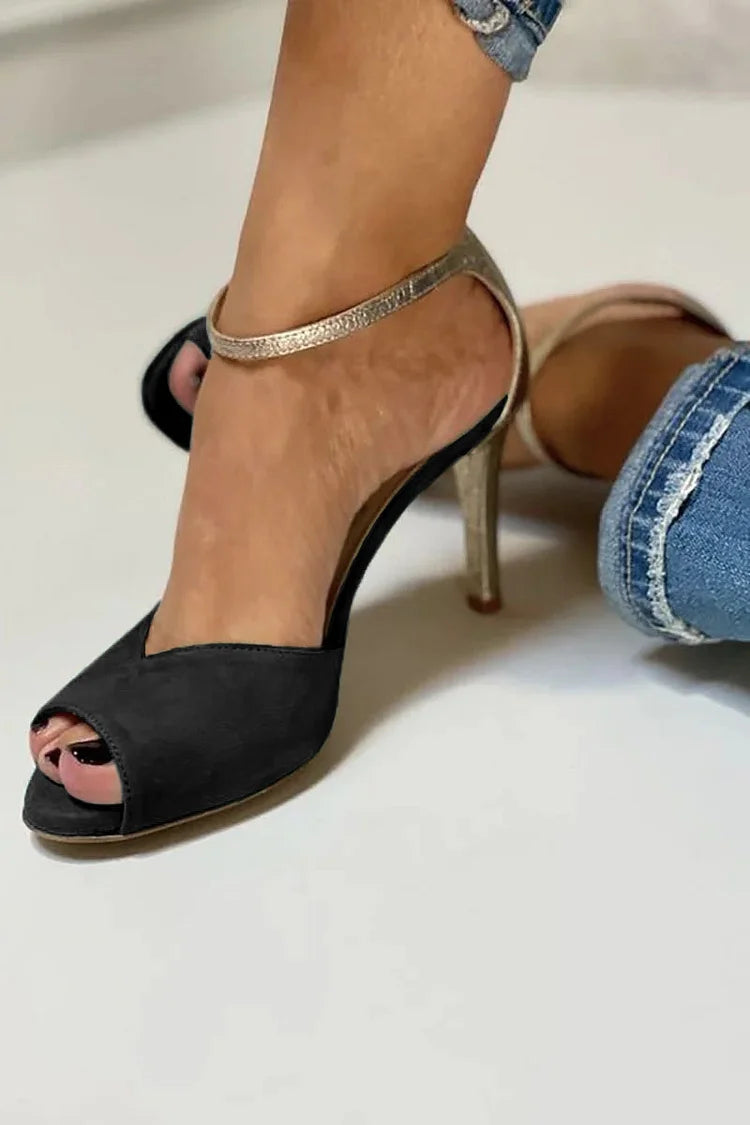 Saltos altos pretos stilettos com tira e fivela no tornozelo e abertura nos dedos em blocos de cor