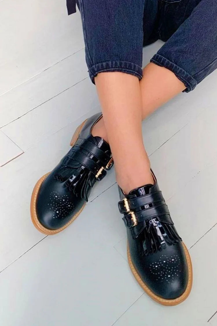 Atractivos sapatos Oxford pretos de salto baixo em bloco com duas tiras, fivelas e acabamento com franjas