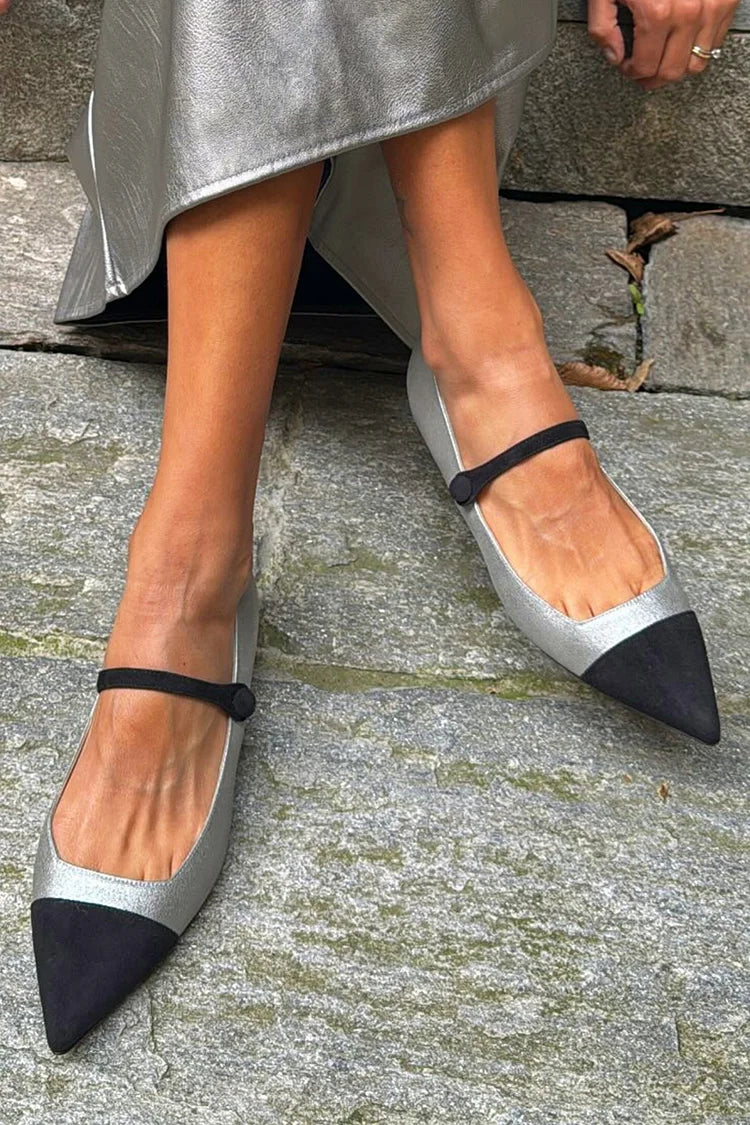 Zapatos planos plateados con hebilla y tiras en el empeine y punta en bloques de color