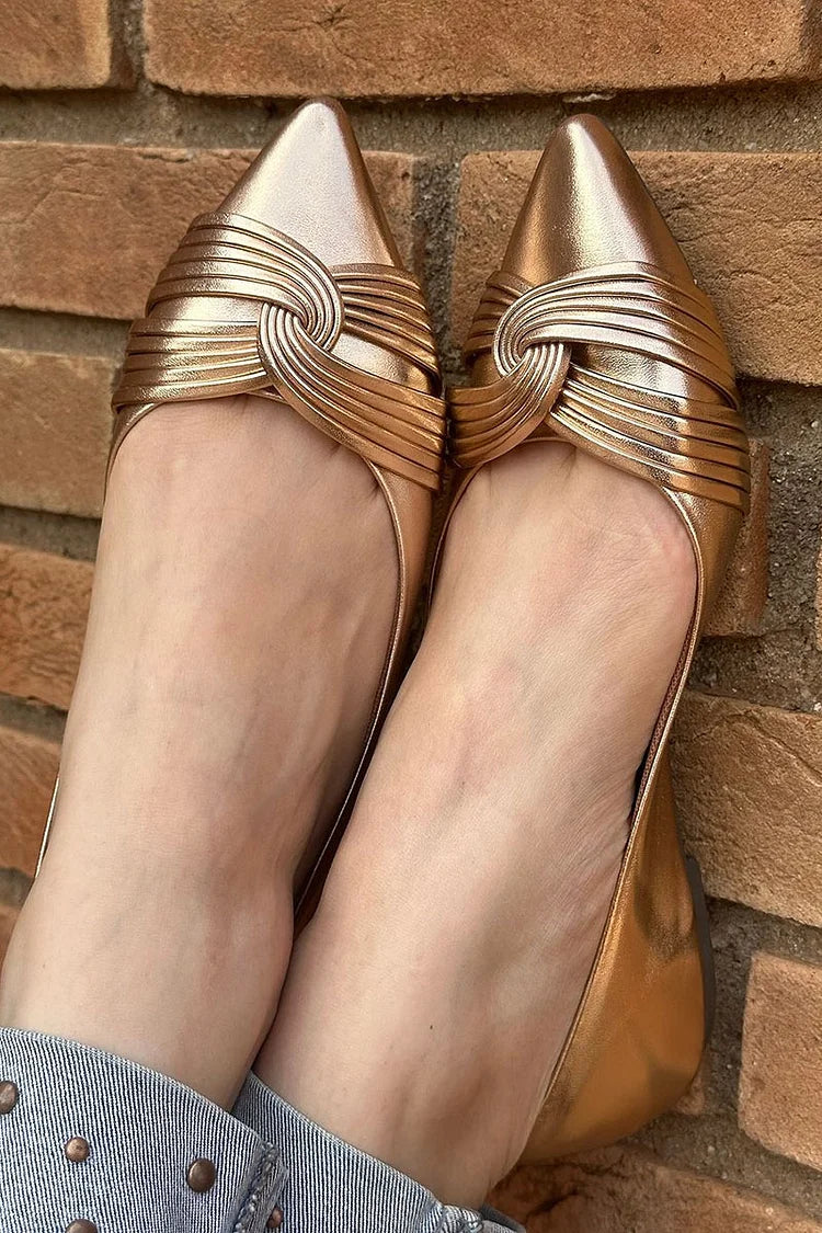 Appartamenti dorati a punta patchwork con cinturino intrecciato