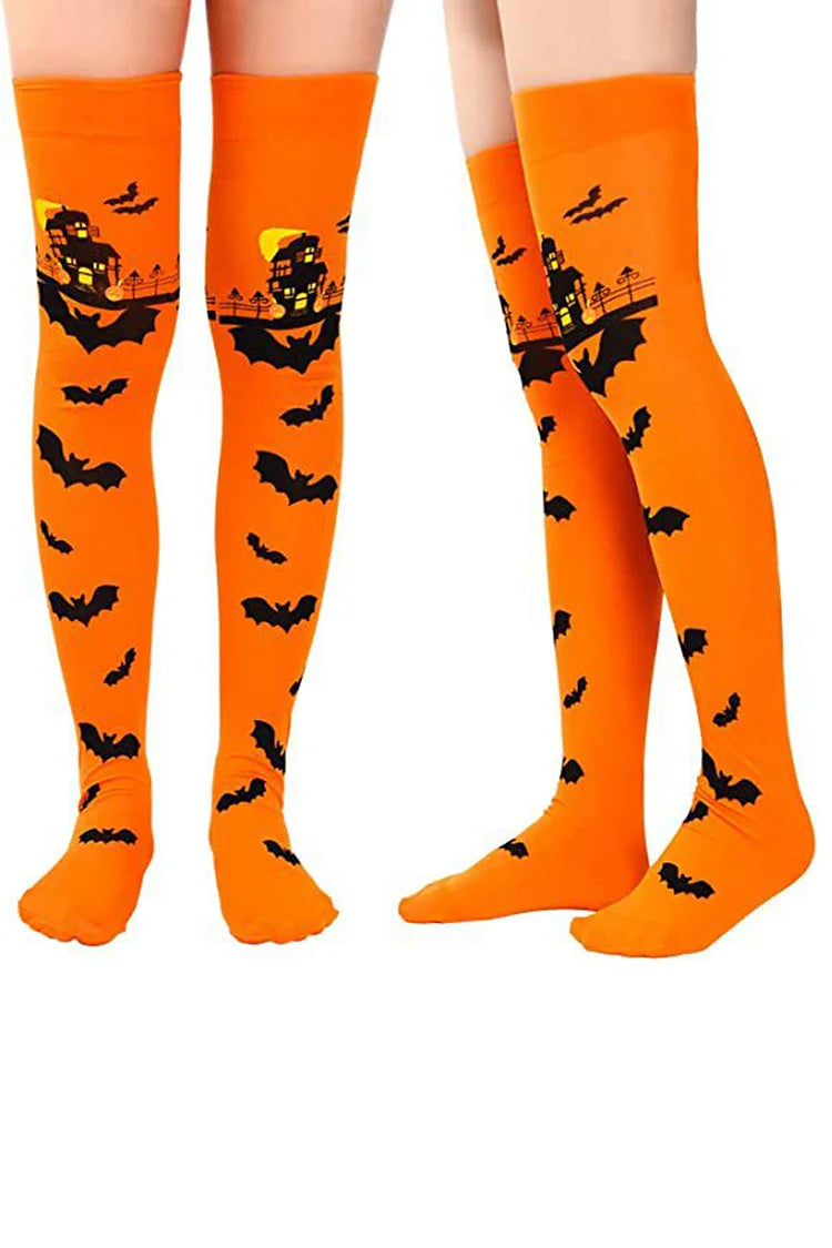 Magníficos calcetines por encima de la rodilla con estampado de murciélagos de Halloween y terror.
