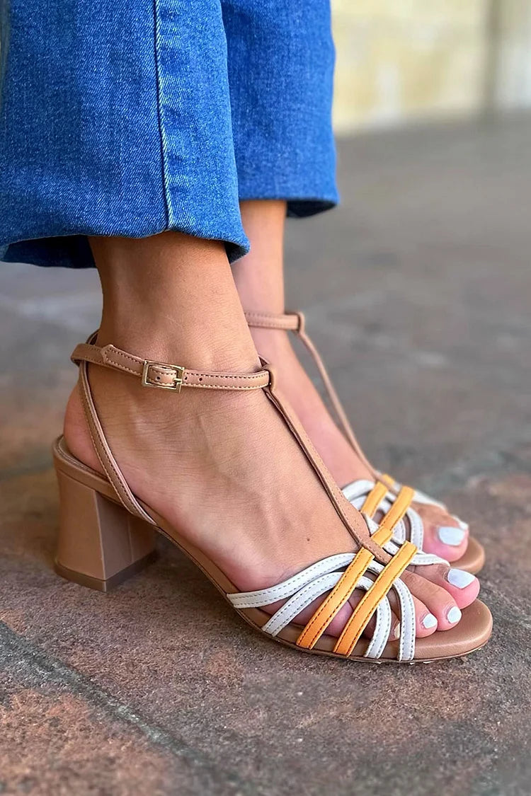 Talons épais blancs avec boucle en T ajourée multicolore