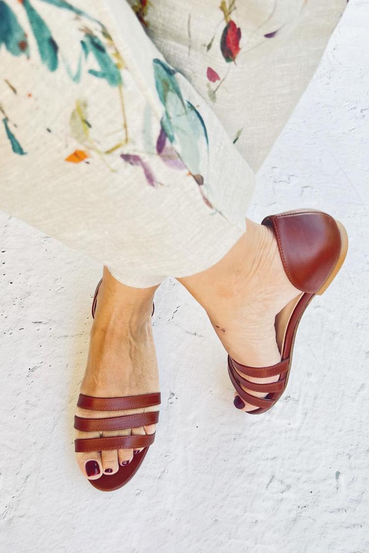 Sandalias marrones con punta abierta y tiras en el empeine de color liso