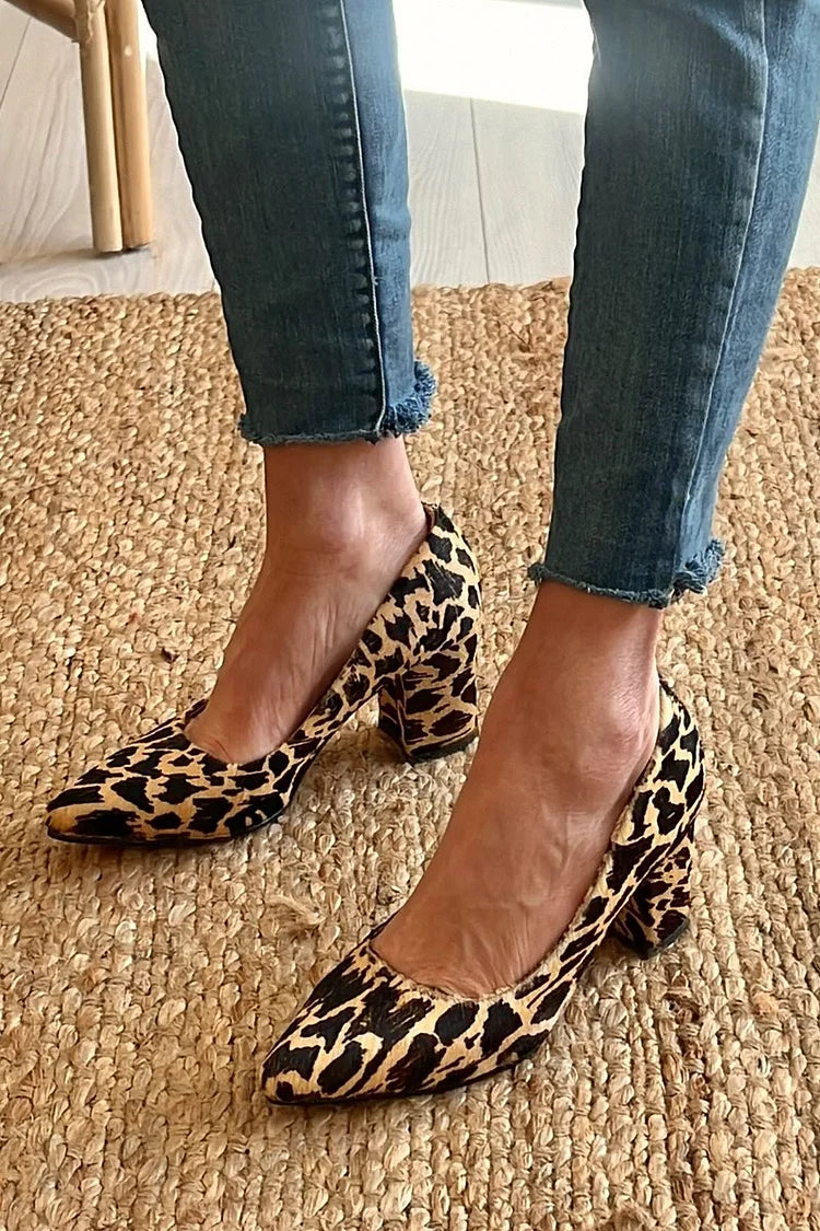 Scarpe col tacco grosso beige con stampa colorblock e punta affilata