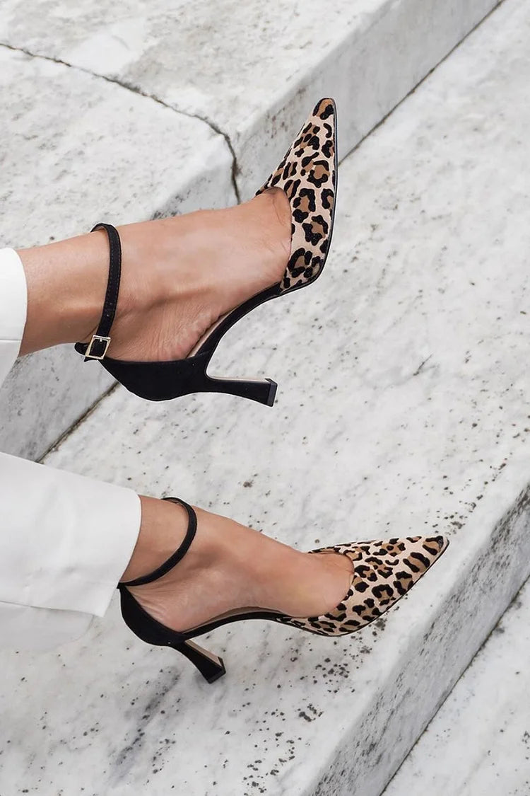 Scarpe con tacco a spillo beige, con cinturino alla caviglia e fibbia, stampa leopardata e punta affilata