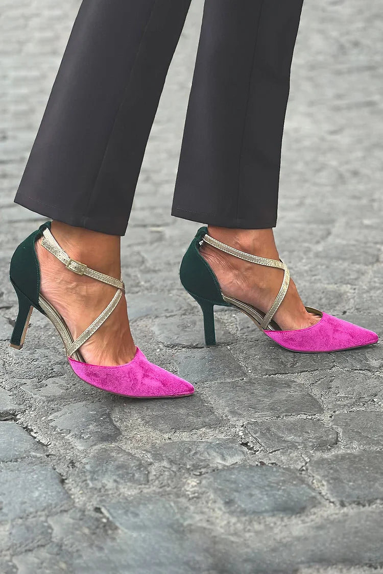Saltos altos stiletto fúcsia com biqueira pontiaguda, fivela e tiras cruzadas em blocos de cor