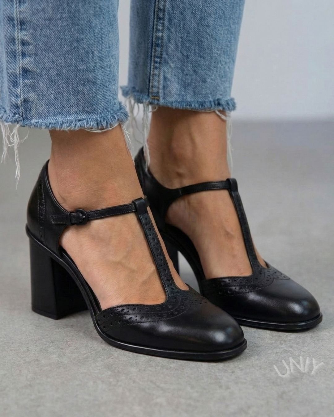 Classiche scarpe brogue nere traforate con cinturino a T e tacco grosso