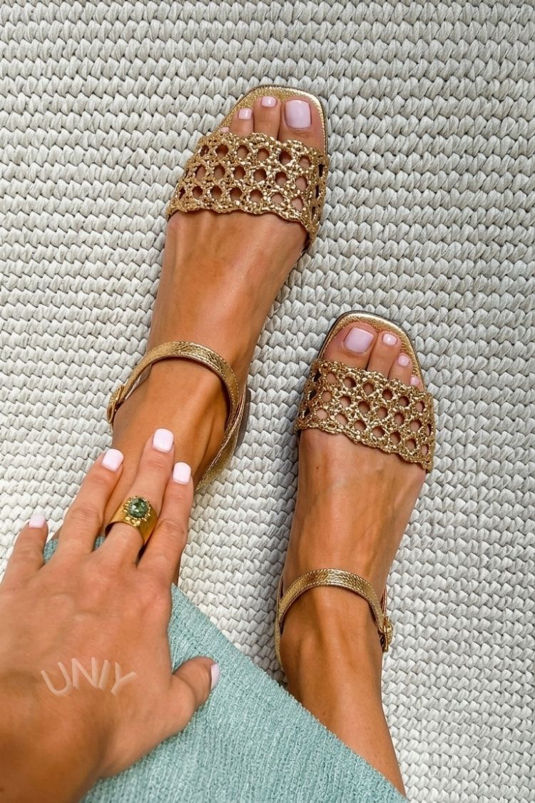 Sandali Bassi Chic in Tessuto Metallico Oro con Punta Quadrata
