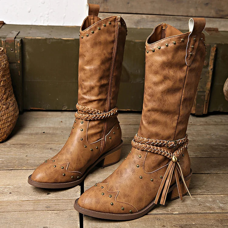 Botas de media caña con tacón grueso, puntera puntiaguda y tiras trenzadas con tachuelas metálicas