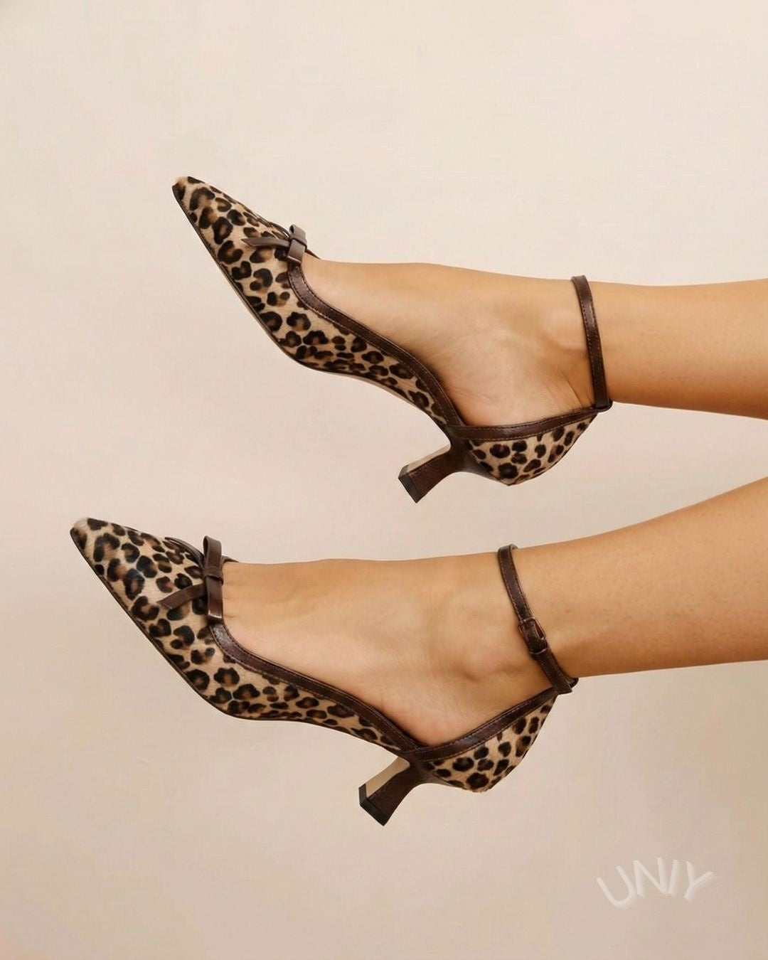 Scarpe con tacco a gattino, punta a punta, cinturino alla caviglia e fiocco con stampa leopardata