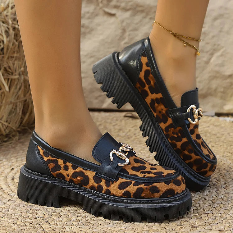 Mocassini con punta tonda e tacco spesso, decorati con catene in metallo e stampa leopardata