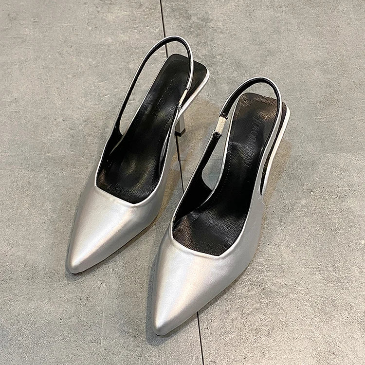 Eleganti tacchi a spillo con punta slingback e stampa leopardata