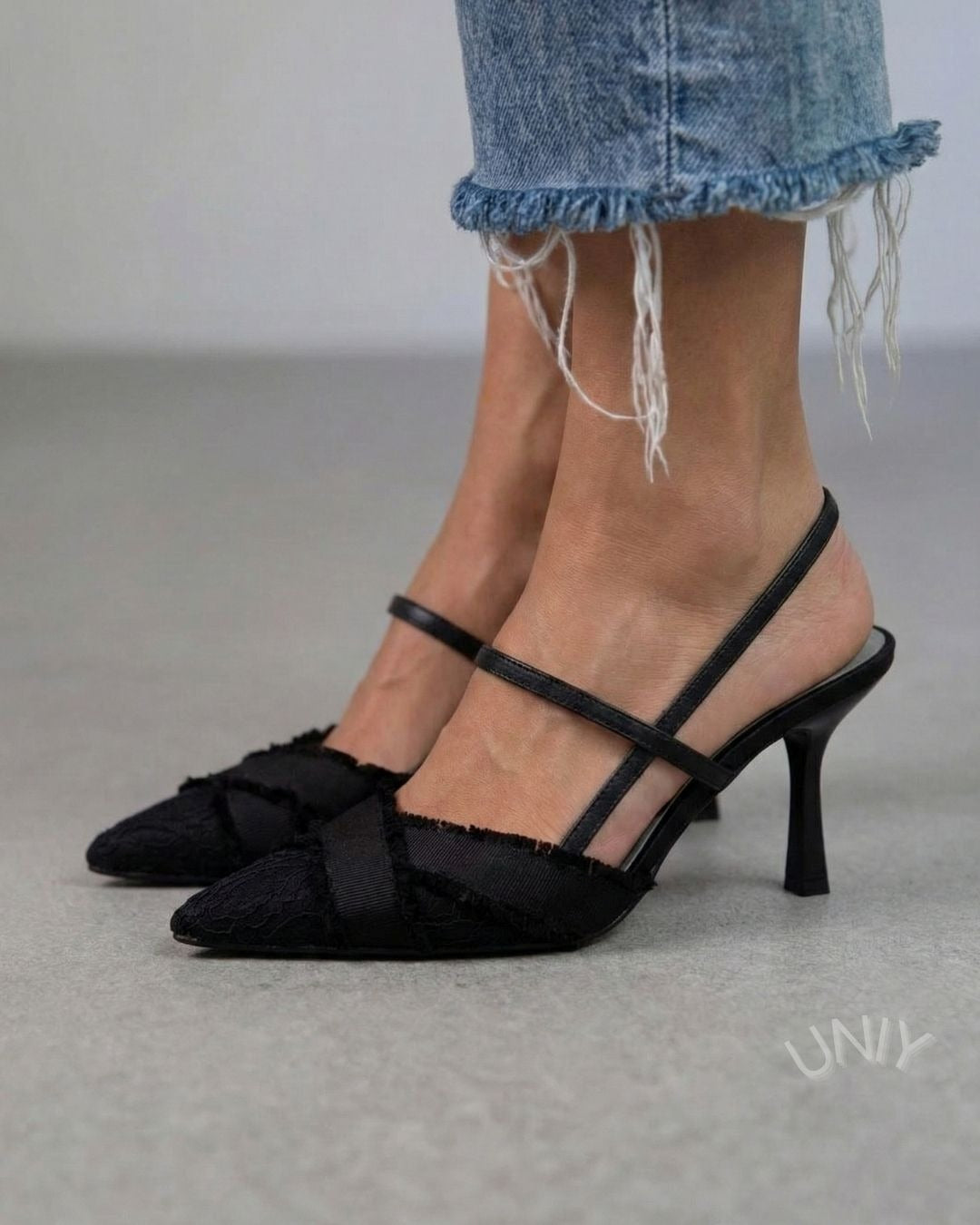 Eleganti sandali con tacco a spillo, punta affilata, in pizzo nero con bordo sfilacciato