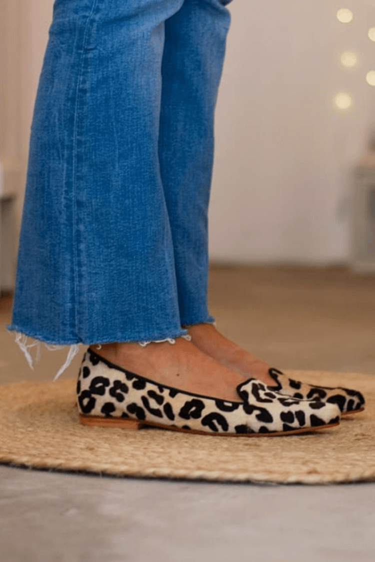 Ballerine con punta affilata e bordo smerlato con stampa leopardata