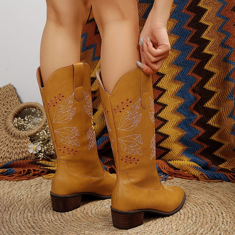 Botas de media pantorrilla con tacón grueso, punta puntiaguda, corte en V y patchwork con bordado floral