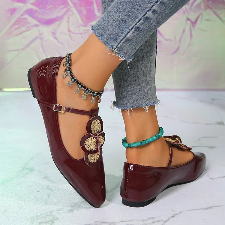 Zapatos planos con punta en punta, hebilla y tiras en T con decoración circular múltiple