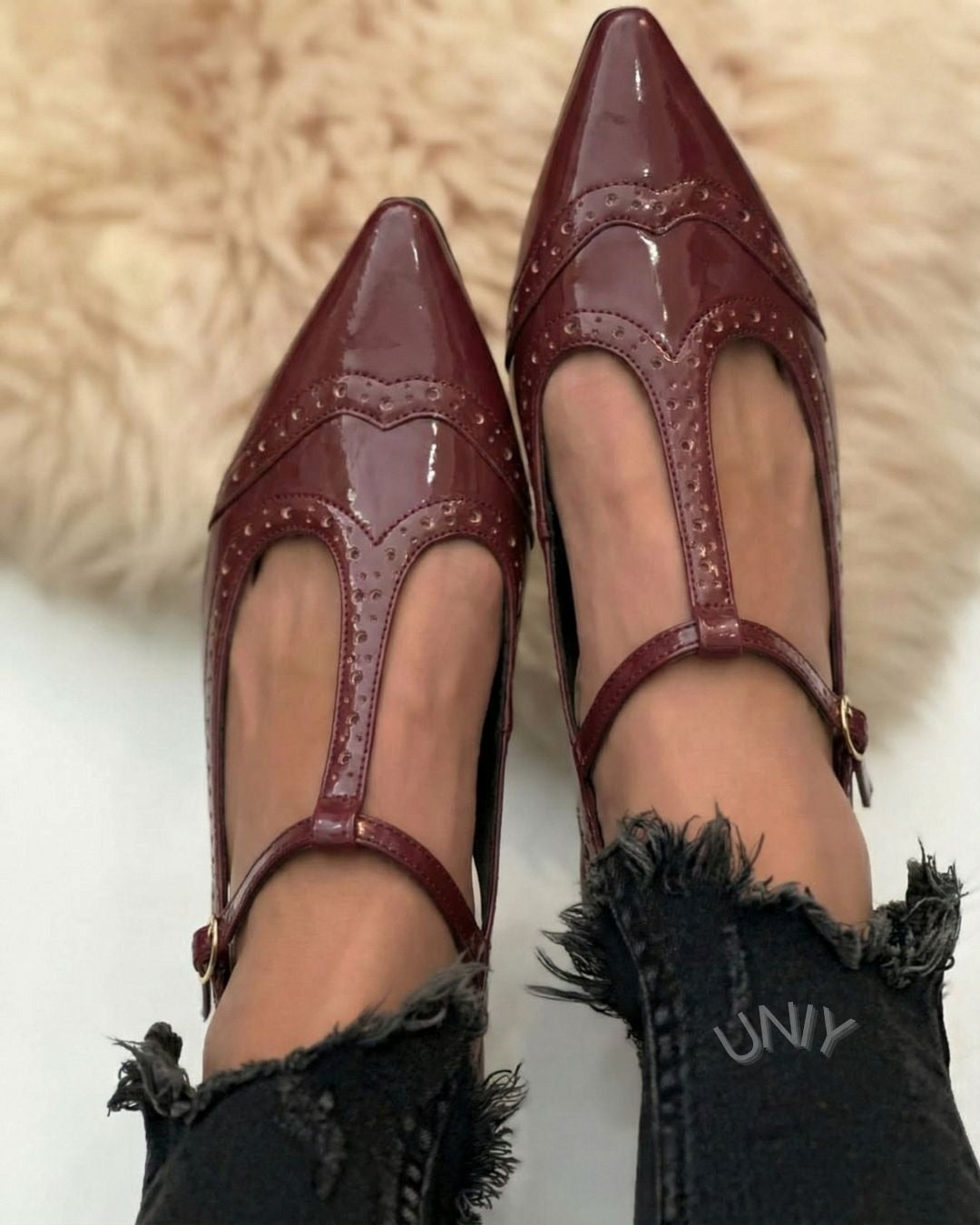 Ballerine brogue con cinturino a T e punta in vernice bordeaux