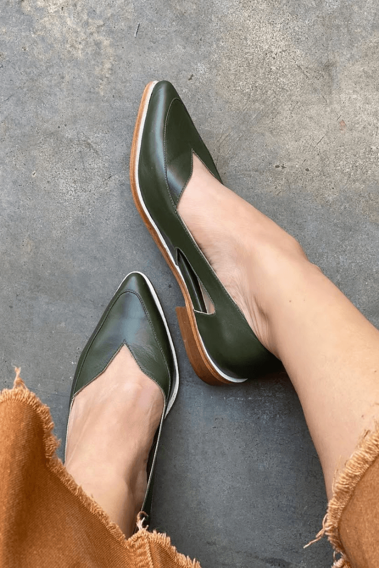 Lässige, marineblaue Ballerinas zum Hineinschlüpfen mit spitzer Zehenpartie und Aussparungen