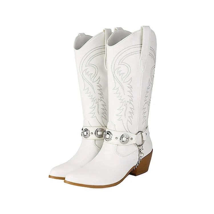 Botas de media caña con tacón grueso y punta puntiaguda con decoración de cadena y anilla bordada