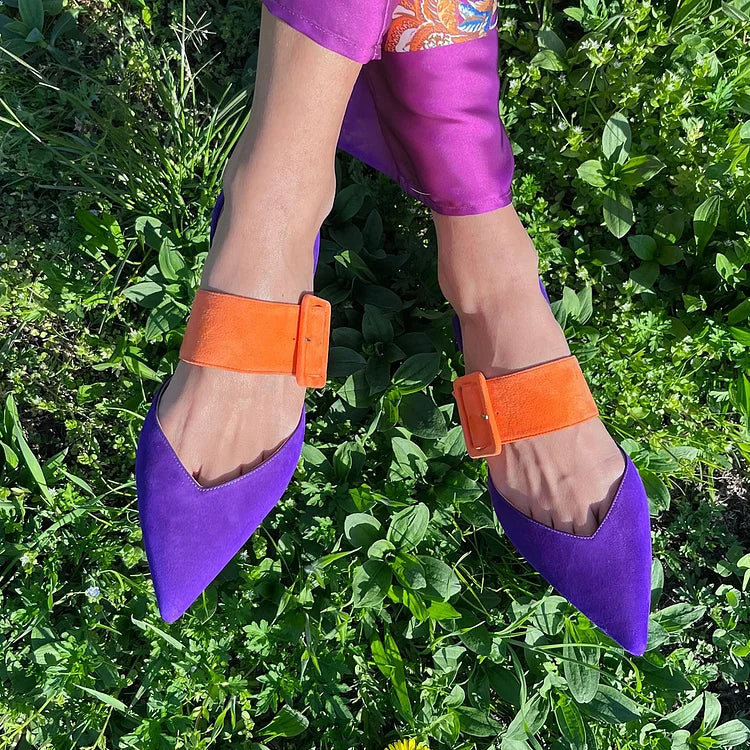 Kolorowe baleriny na płaskim obcasie z noskiem w szpic, klamrą i paskiem wsuwane