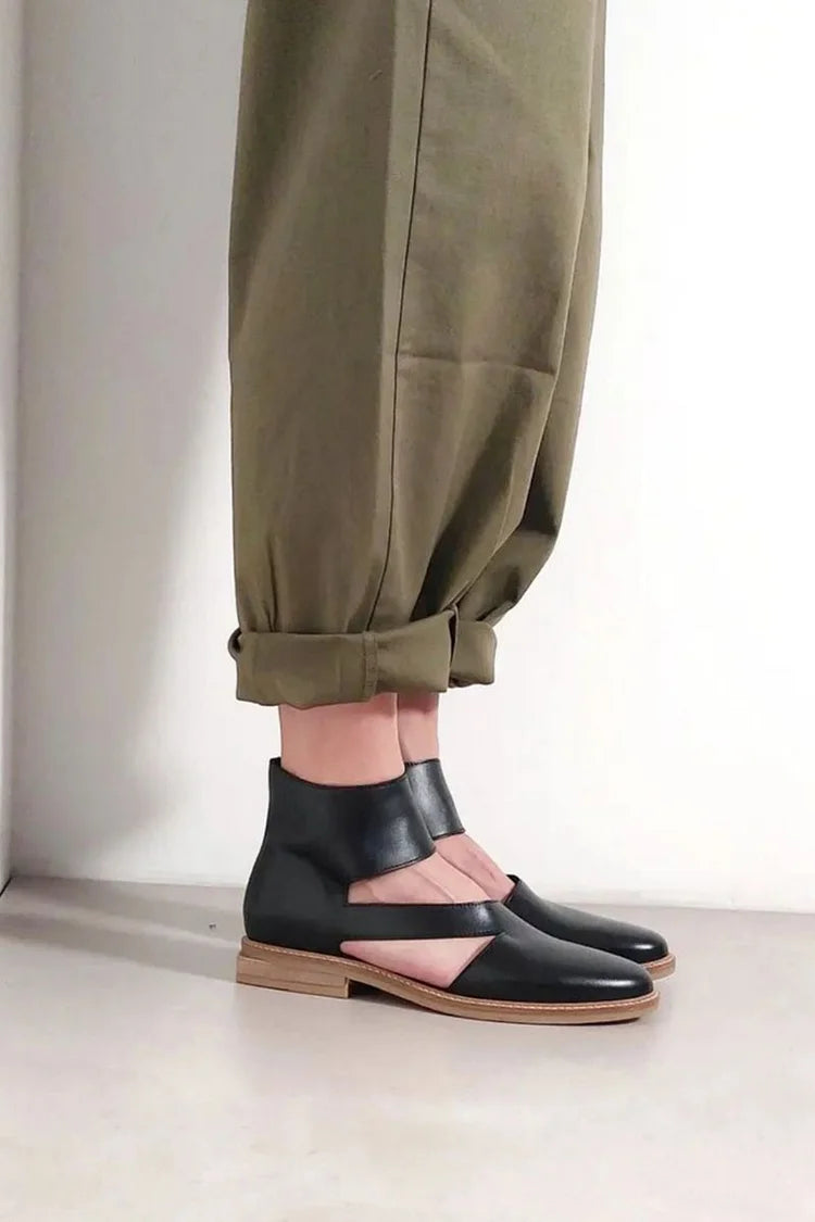 Sapatilhas pretas lisas com recorte irregular e bico redondo