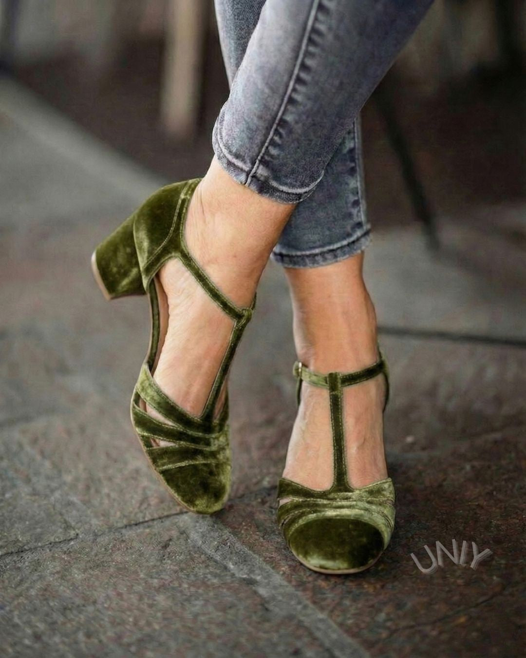 Eleganti sandali con tacco a blocco e punta tonda con cinturino a T in velluto verde oliva