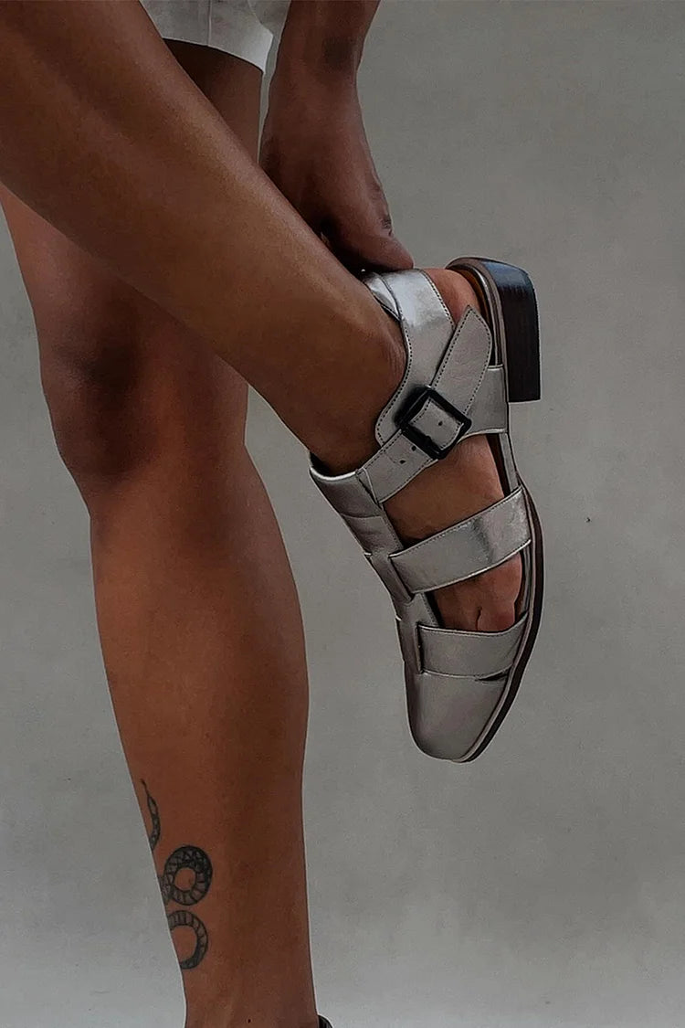 Sandali glamour con punta affilata, traforati e lucidi, in argento metallizzato