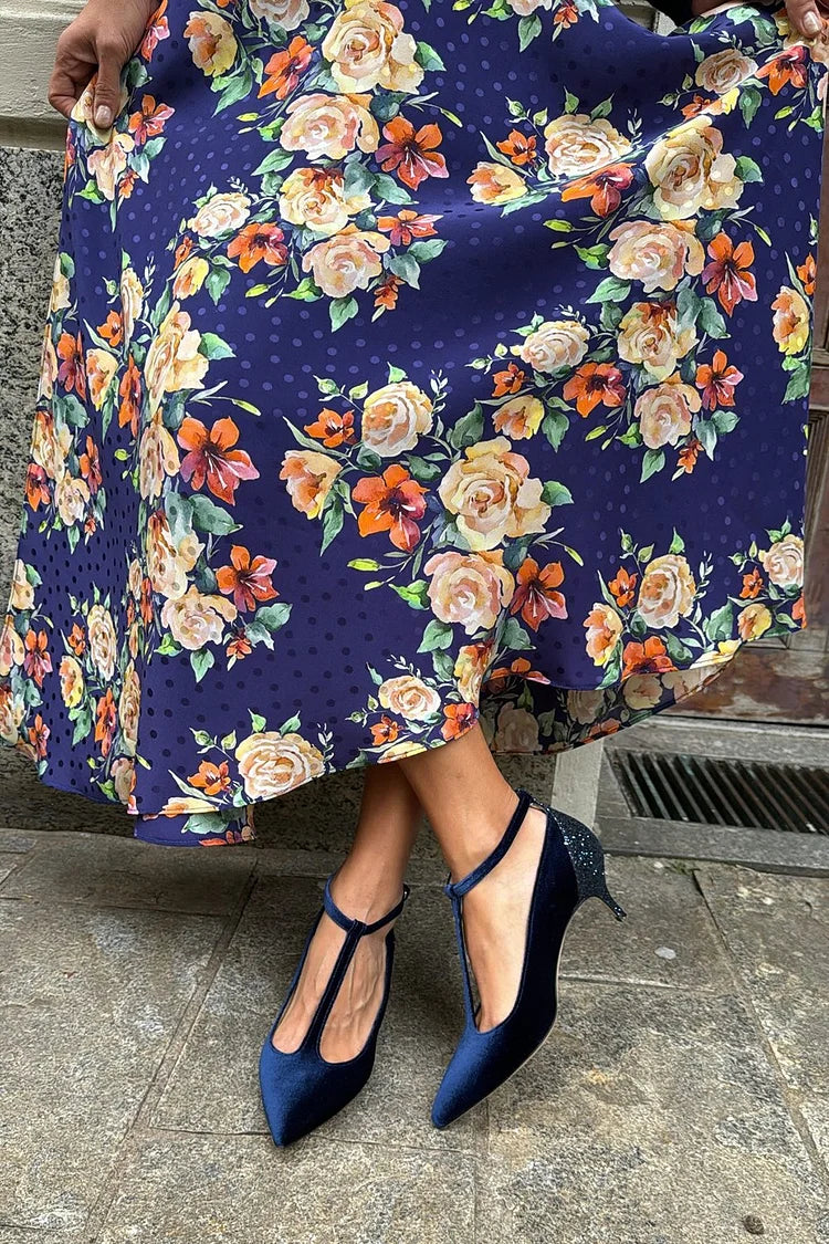 Cinta em T brilhante com fivela pontiaguda e salto gatinho azul marinho