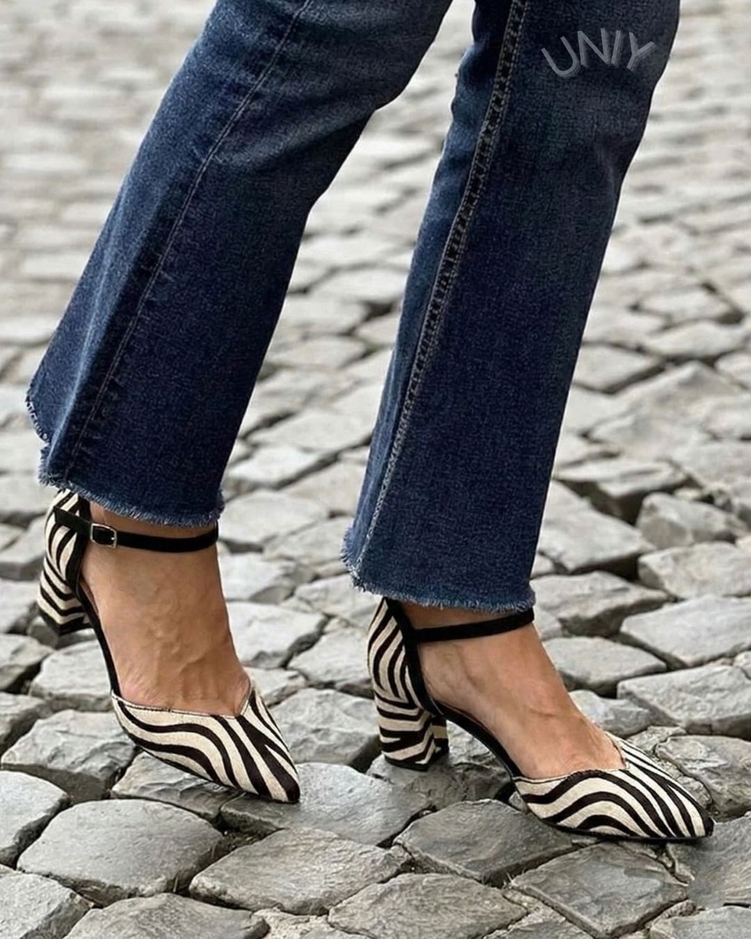 Eleganti scarpe con tacco grosso, cinturino alla caviglia e punta affilata con stampa zebra