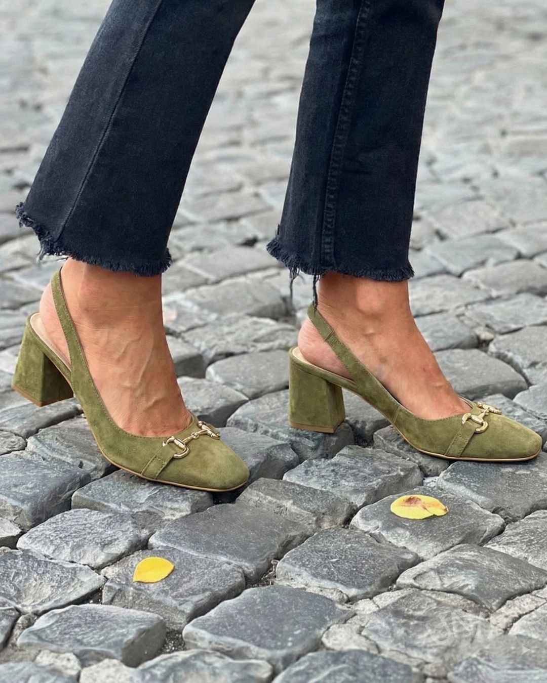 Eleganti sandali con tacco a blocco e punta quadrata in pelle scamosciata verde oliva