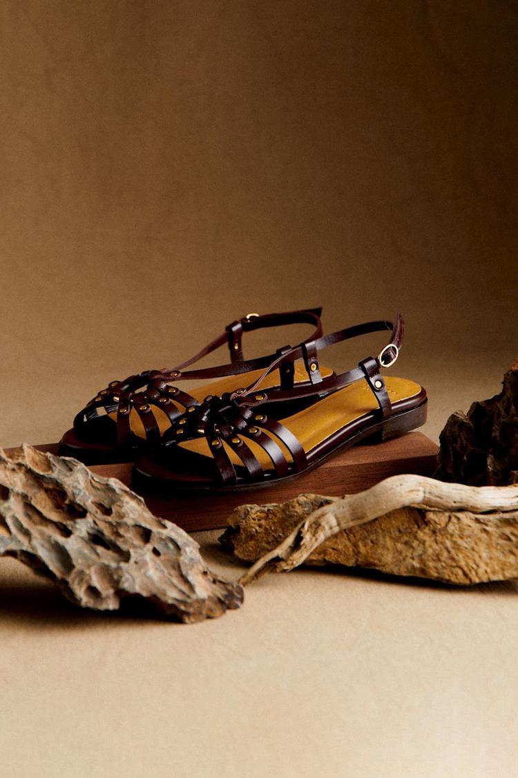 Sandales à bout ouvert ajourées à clous en métal marron foncé