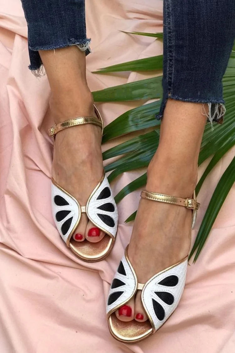 Sandálias brancas com tira no tornozelo, biqueira em forma de gota e acabamento contrastante