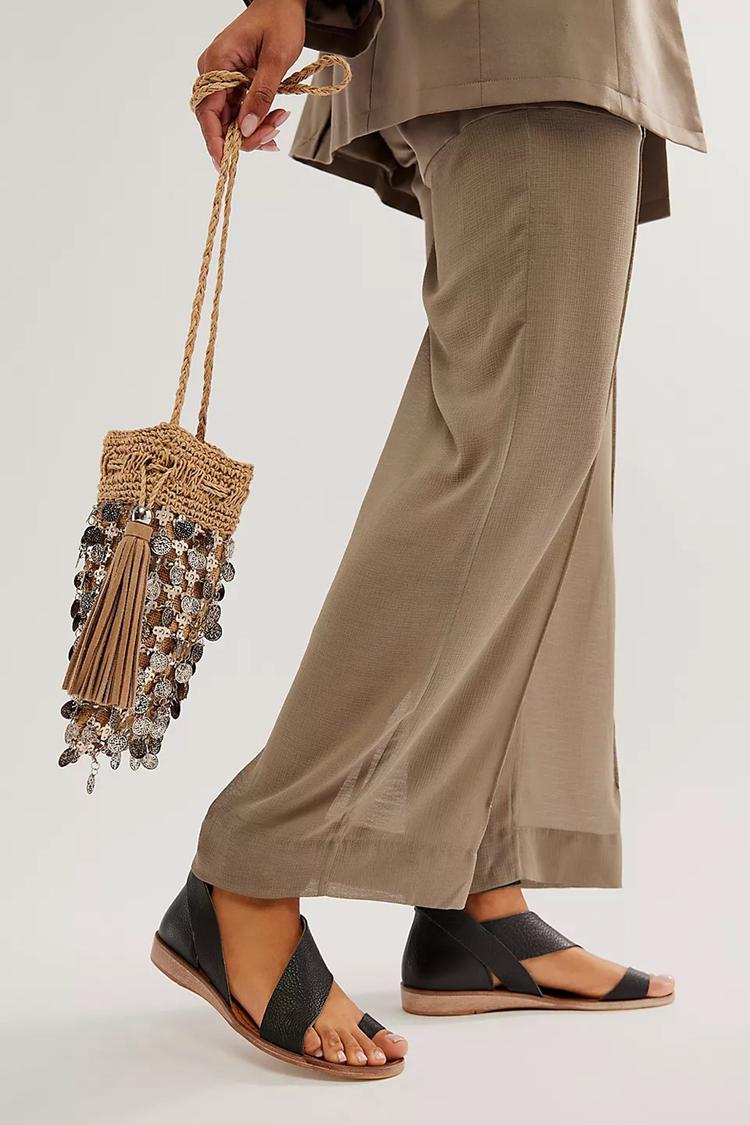 Einfarbige asymmetrische Riemen-Zeherring schwarze Sandalen