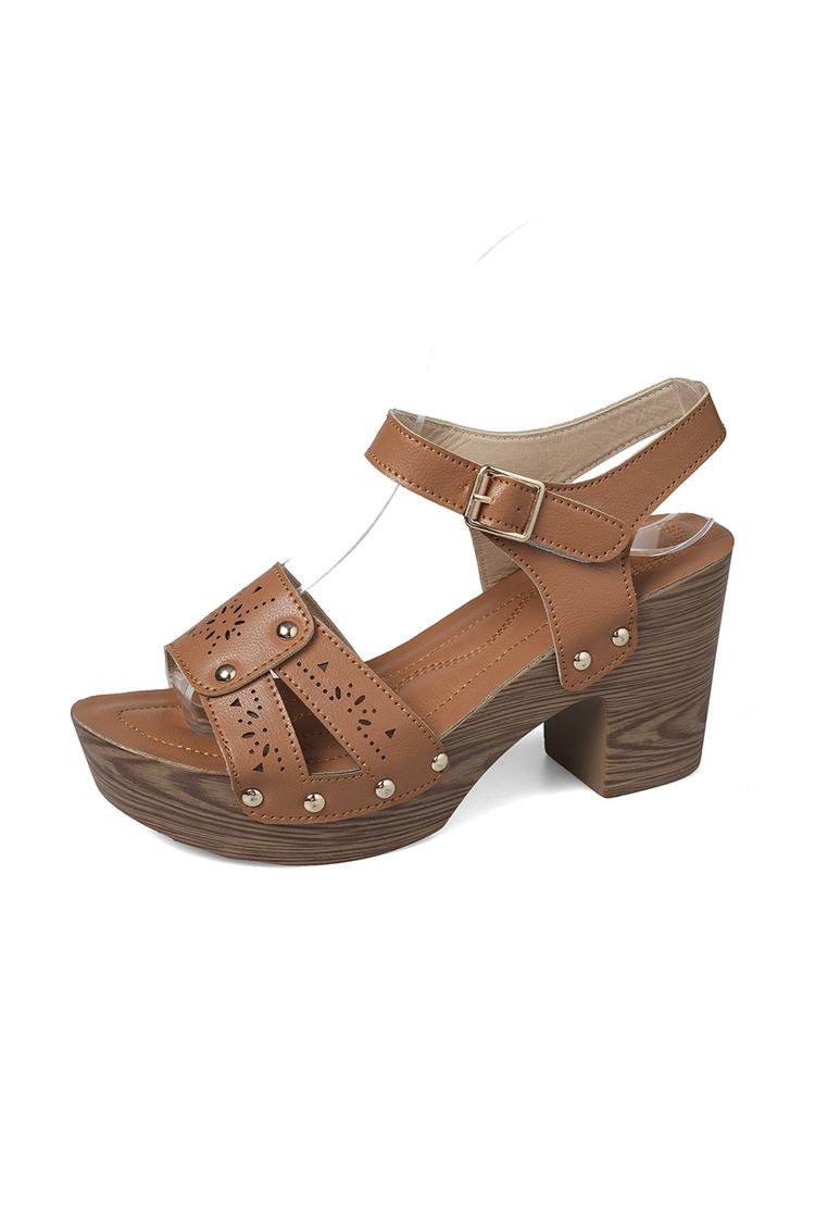 Sandali casual con tacco, punta tonda, tinta unita, con borchie in metallo traforate