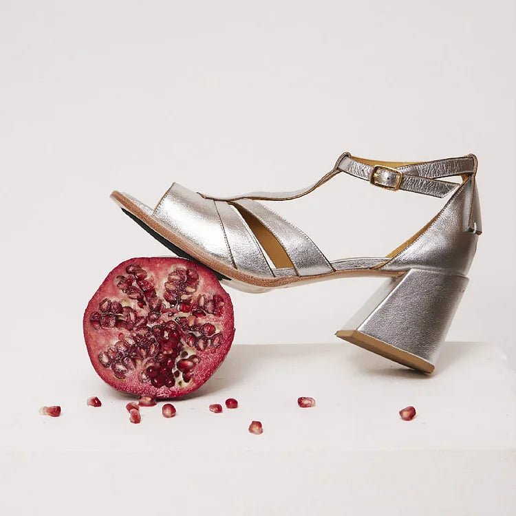 Scarpe con tacco grosso, punta tonda aperta e cinturino a T