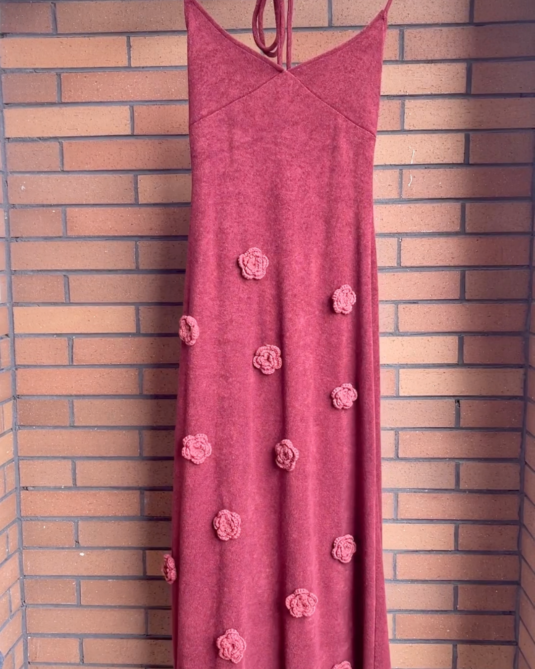 Schickes Maxikleid mit offenem Rücken, Blumenapplikation und Strickmuster für den Urlaub