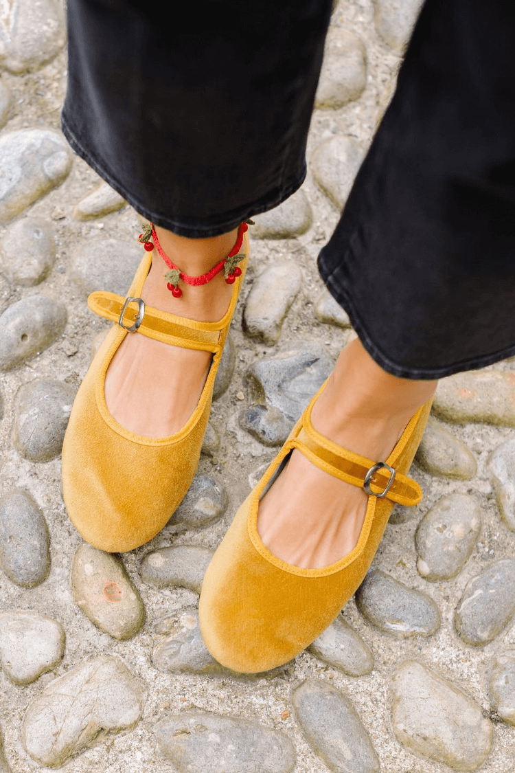 Sapatilhas de veludo com fivela ajustável e bico arredondado