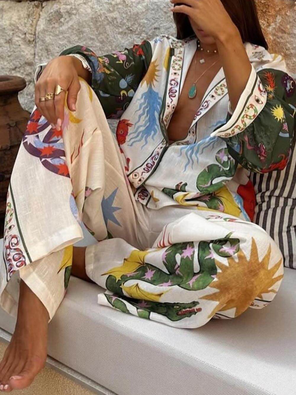 Completo con camicia a maniche lunghe e pantaloni con elastico in vita e stampa unica di bellezza