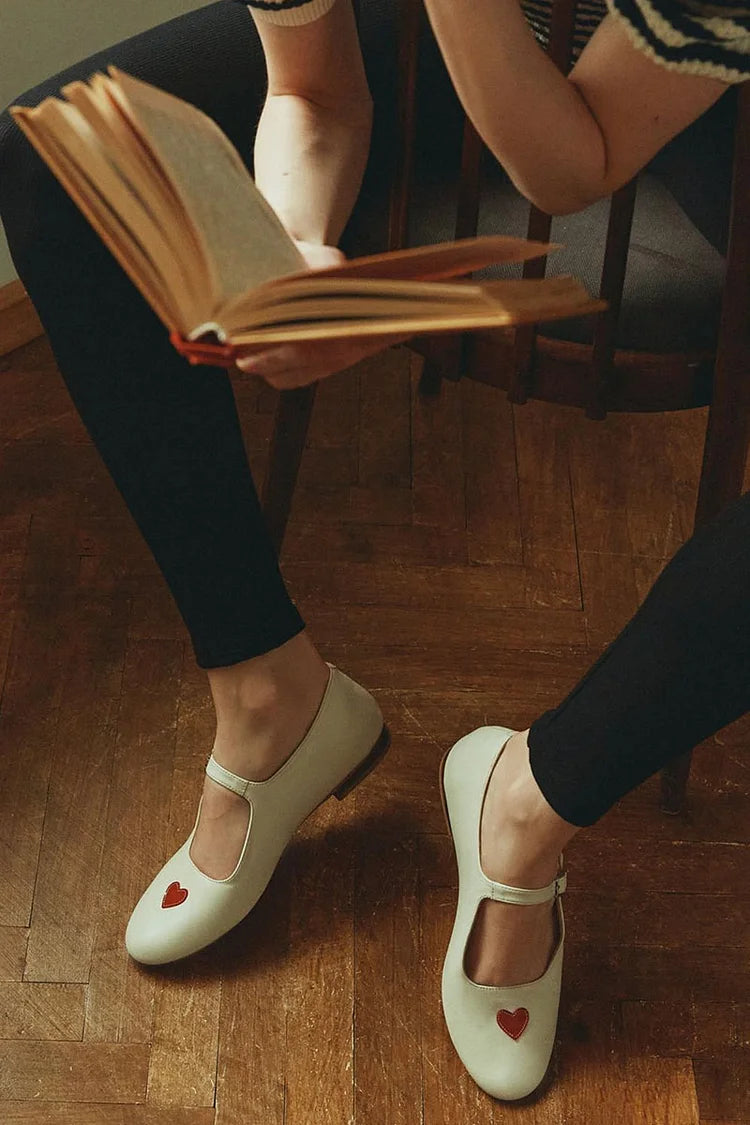 Appartamenti bianchi con fibbia sul collo del piede patchwork a forma di cuore