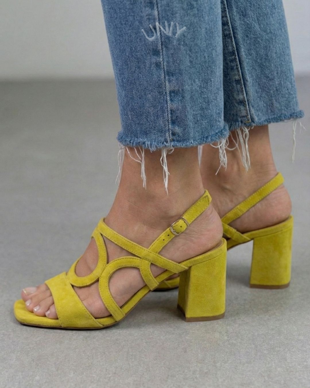 Sandalias de tacón de bloque con recortes geométricos de ante sintético amarillo