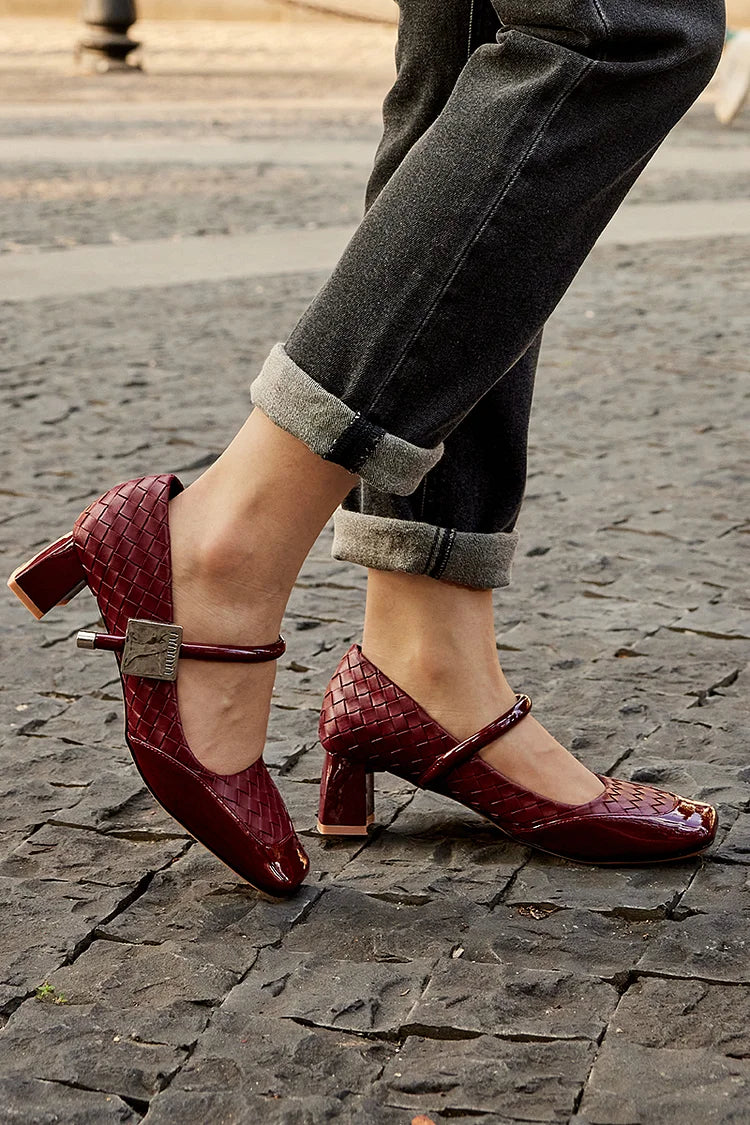 Tacchi grossi con punta quadrata e fibbia metallica sul collo del piede all'uncinetto