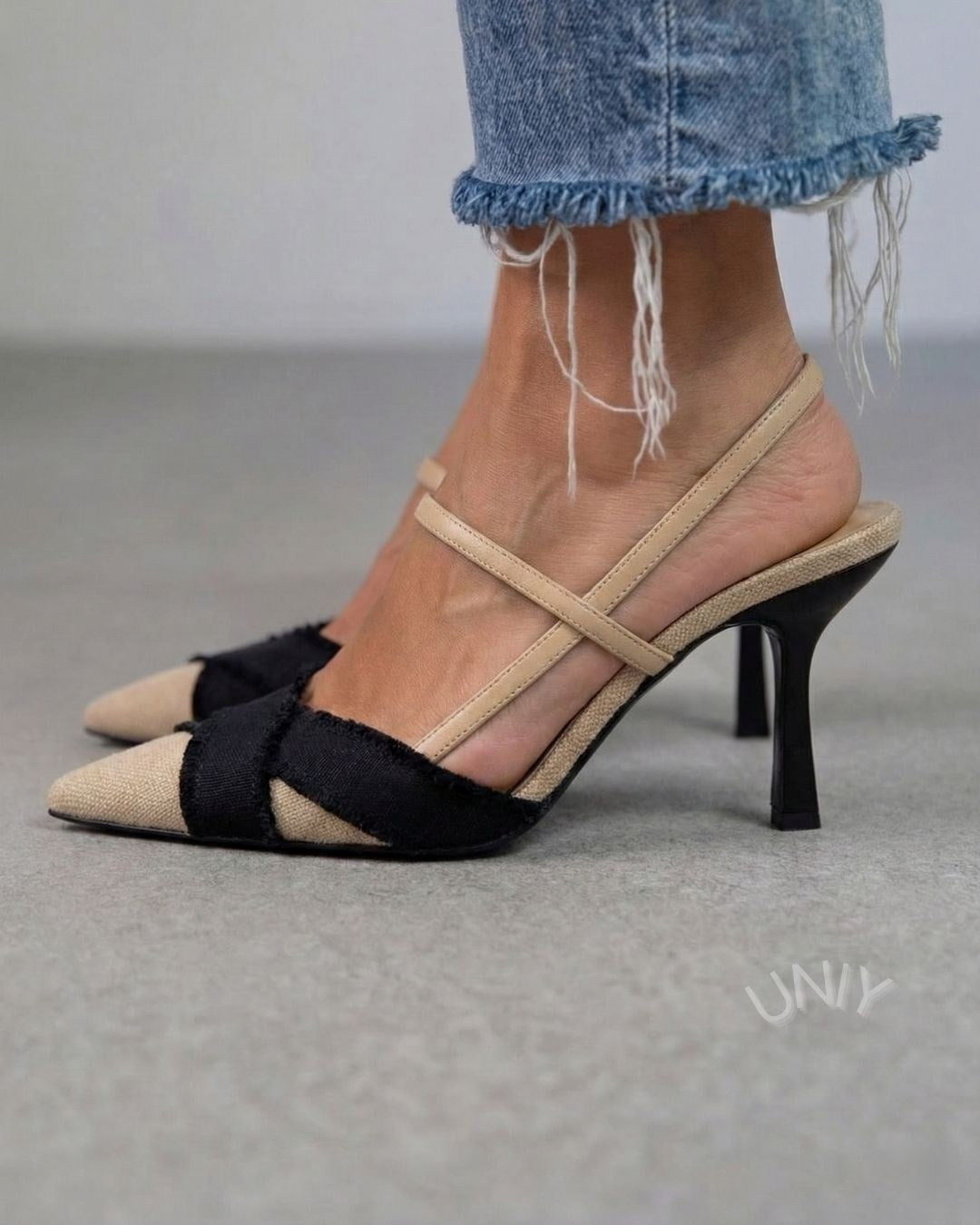 Eleganckie czarno-beżowe sandały na obcasie typu kitten z odkrytą piętą i postrzępionymi krawędziami, z noskiem w szpic