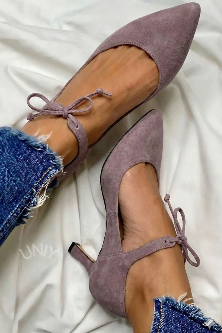 Elegantes zapatos de tacón de ante sintético con punta puntiaguda y lazo en el tobillo