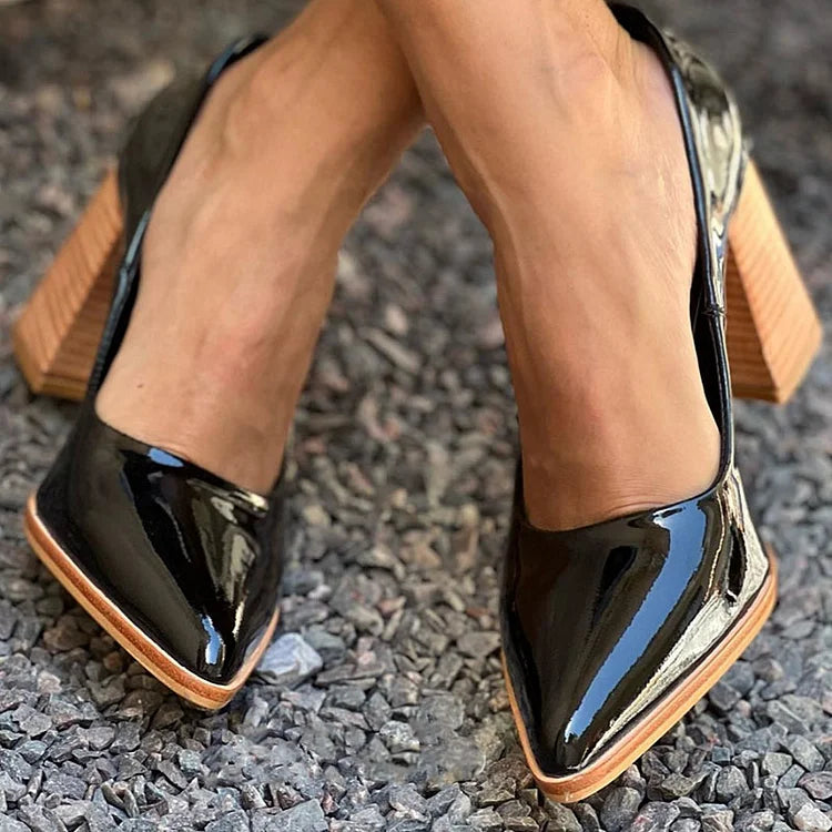 Scarpe col tacco grosso nere con punta affilata in vernice