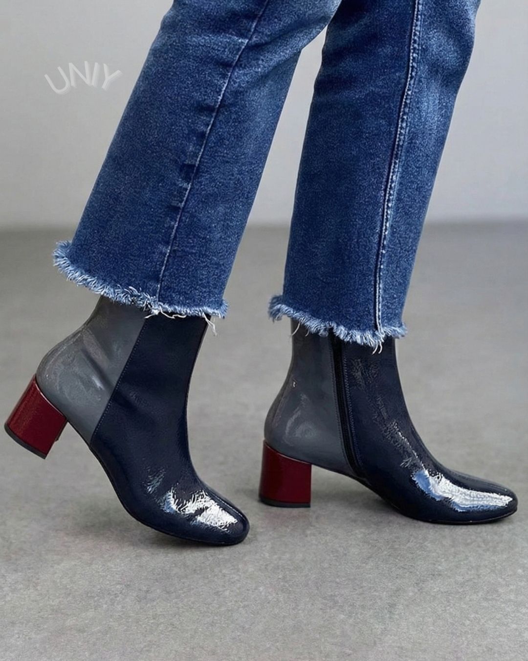 Marineblå lakksko med fargede blokker og blokkhel ankelsko