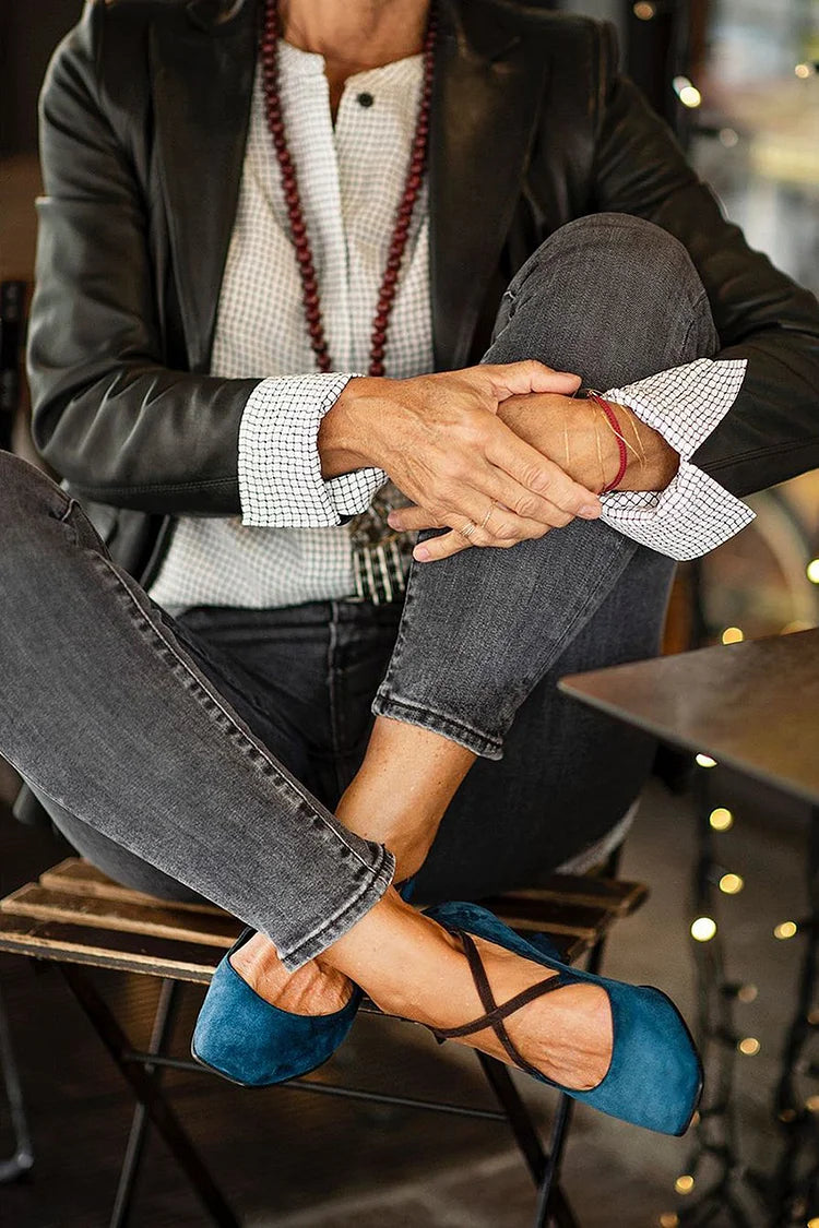 Blaue, klobige Absätze mit Farbblock-Crossover-Riemen und eckiger Zehenpartie