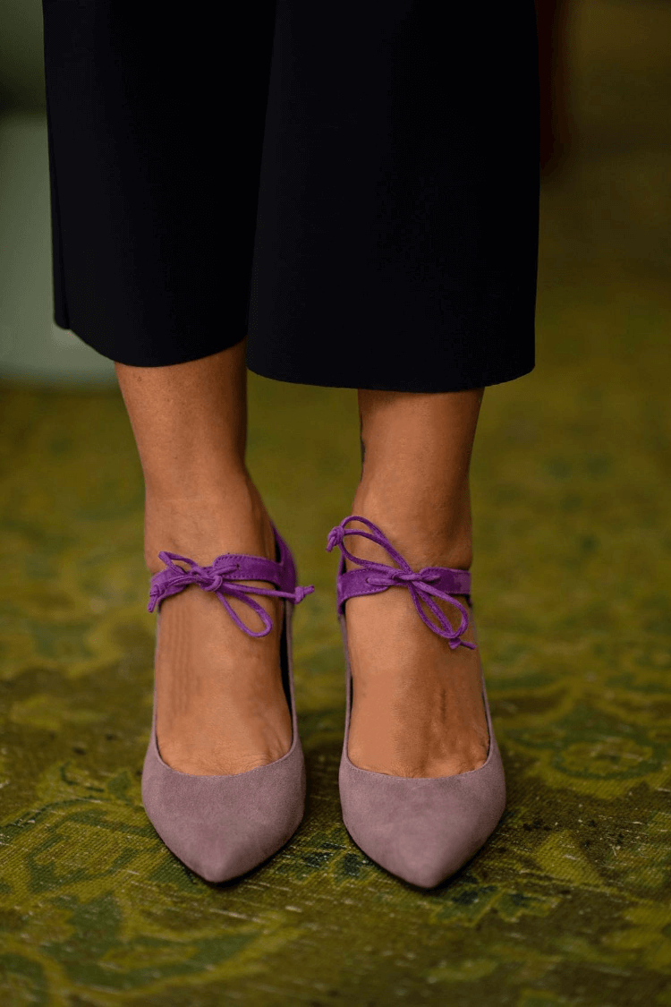 Elegantes tacones de aguja con lazo en color violeta