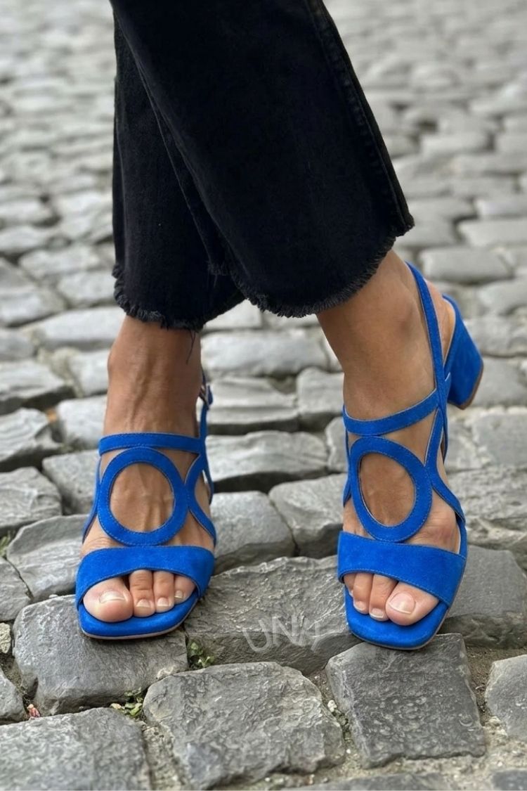 Gule sandaler med firkantet tå, rund utskjæring, rem bak hælen og hæl